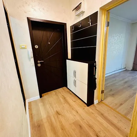 Lazur  Cozy One-bed Flat In Apartment *