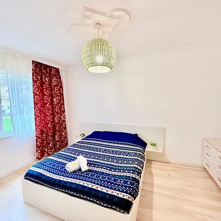 Lazur  Cozy One-bed Flat In Apartment